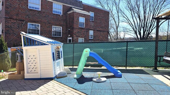 Building Photo - 2806 Ryerson Pl