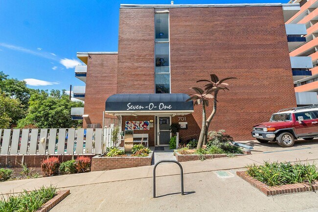 Building Photo - Location!! Updated 1 bedroom Gem on Pearl St. in Govenor's Park!