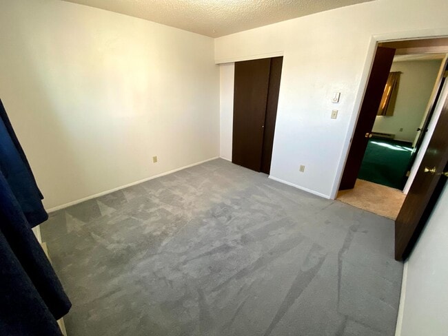 Building Photo - 3 Bedroom, 1.5 Bathroom Townhouse Next to High School and Middle School