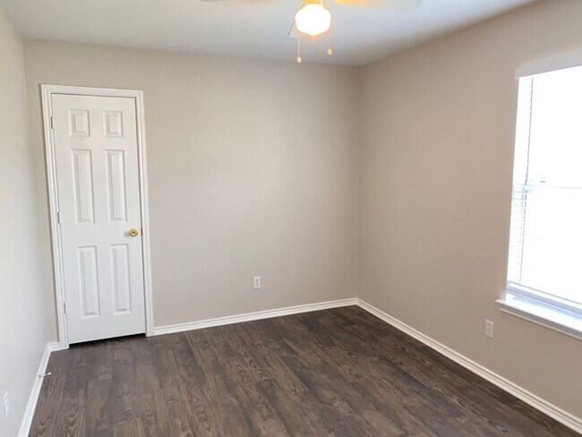 Building Photo - New Braunfels 3 Bedroom Single Story Duplex Available NOW!