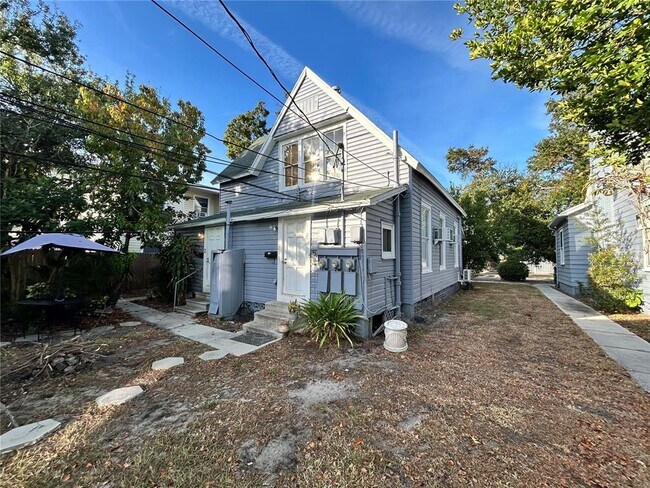 Primary Photo - 727 Dartmoor St N