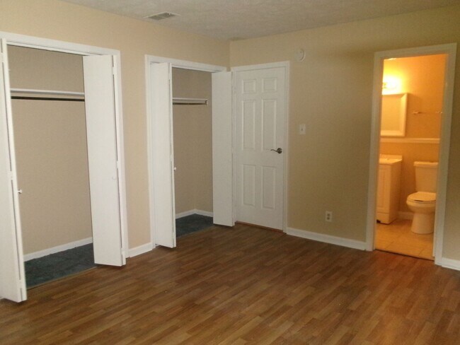 Building Photo - 2 bedroom duplex apartment off Forestbrook...