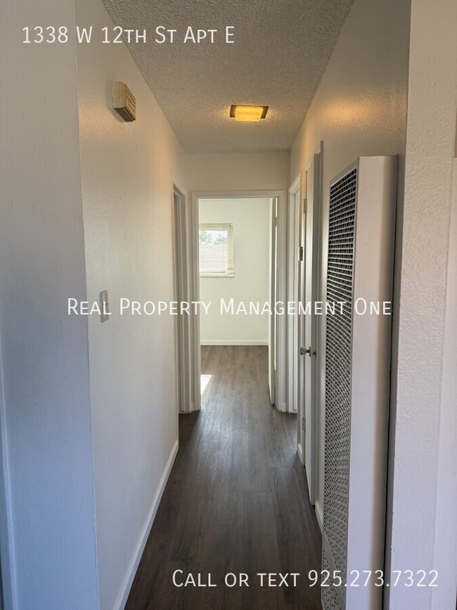 Building Photo - Refreshed 2 Bed, 1 Bath Tracy Apartment