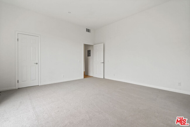 Building Photo - 1325 Arizona Ave