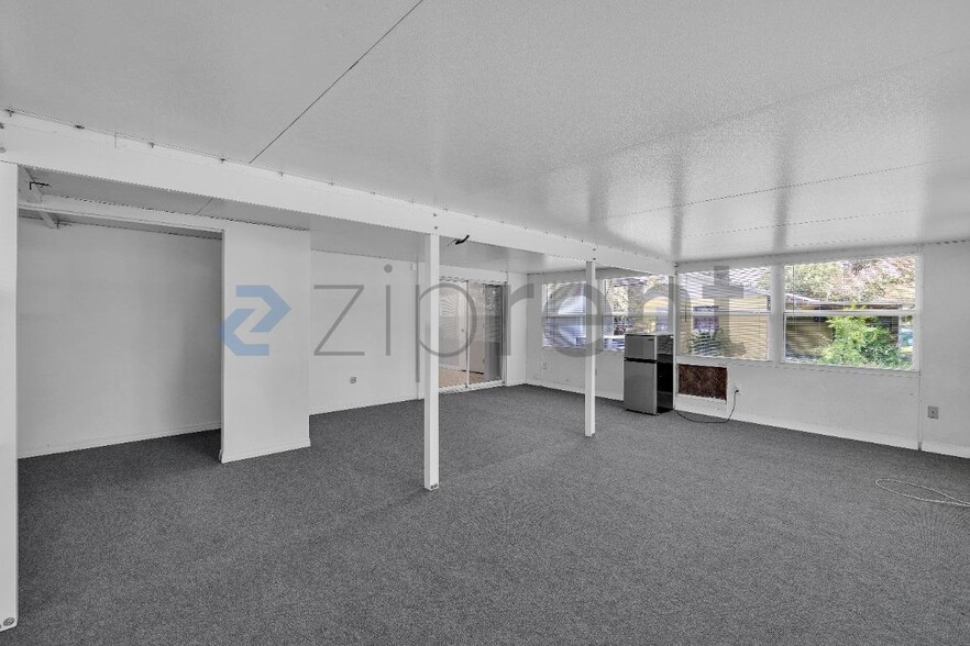 Building Photo - Unit