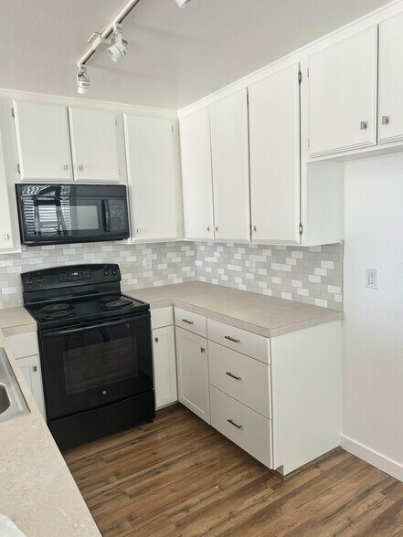 Building Photo - 402 N Clementine St