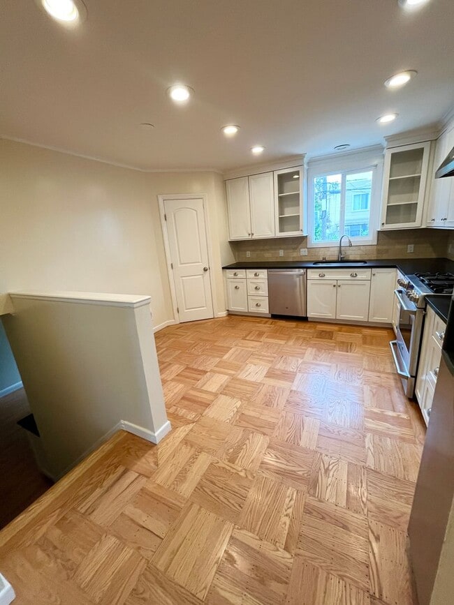 Building Photo - Spacious and Centrally Located, Pet Friend...