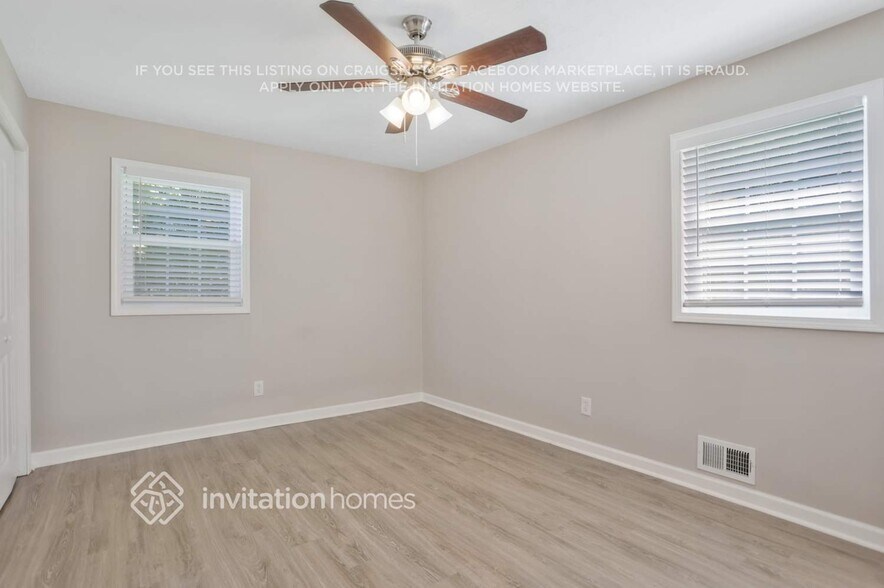 Building Photo - 3899 Summit Dr