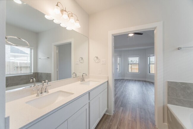 Building Photo - 10627 Whitejacket