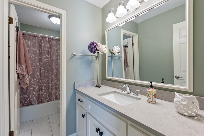Building Photo - 7 Oak Tree Cir