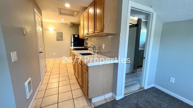 Building Photo - Updated 1BD I 1BA Tri-Plex - Molalla
