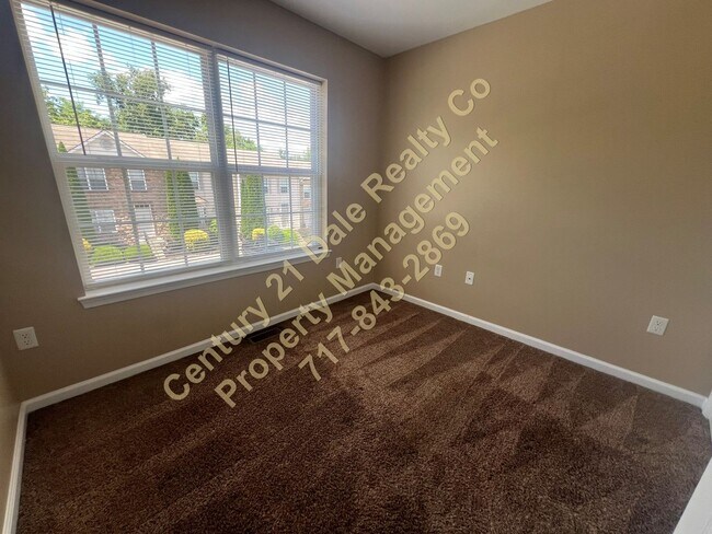 Building Photo - 210 Royal Dr