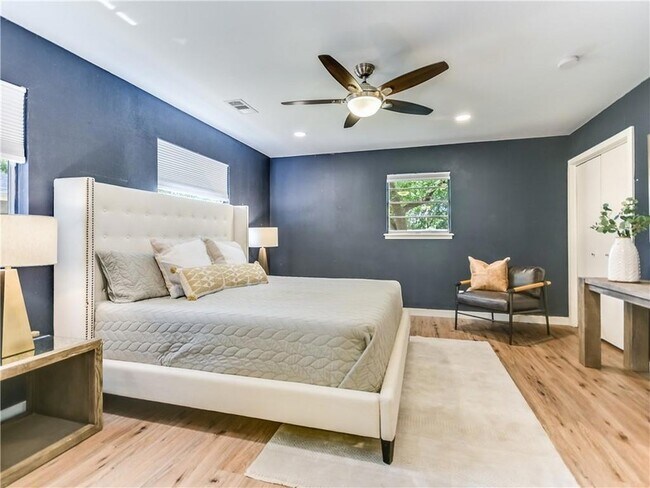 Building Photo - 5213 Gladstone Dr