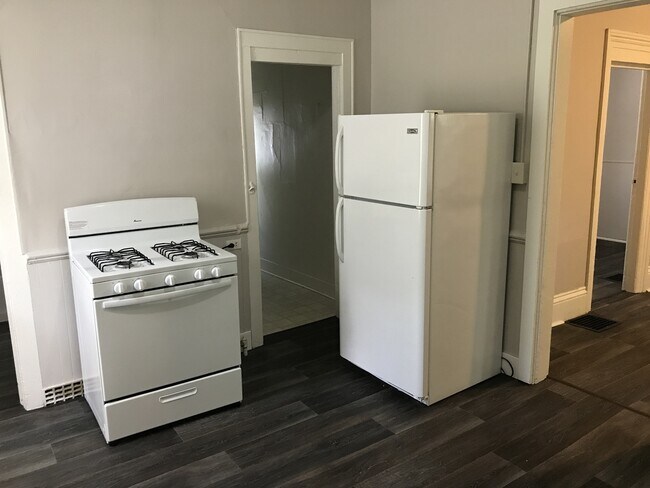 Building Photo - Updated, spacious 2 bedroom, 1 bathroom fi...