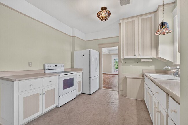 Building Photo - 3 Bedroom with Historical Charm Close to Square