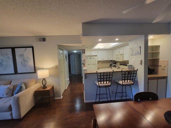 Building Photo - Lovely bottom floor UN-furnished condo Por...