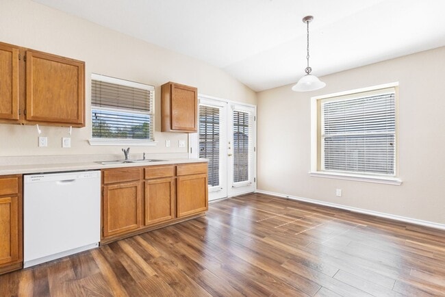 Building Photo - Well-Maintained 3-Bedroom Home – Ideal for Students & Professionals!