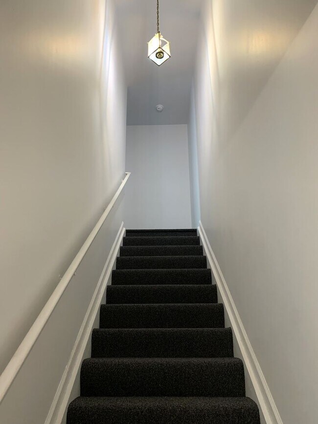 Building Photo - PERFECT COLLEGE RENTAL ONLY A HALF MILE FR...