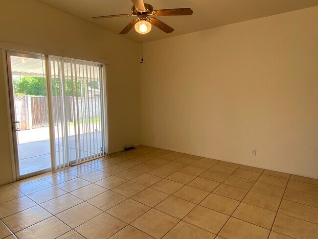Building Photo - Scottsdale 4 Bed. 1.75 Bath located In Tow...
