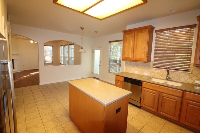 Building Photo - 806 Zappa Dr