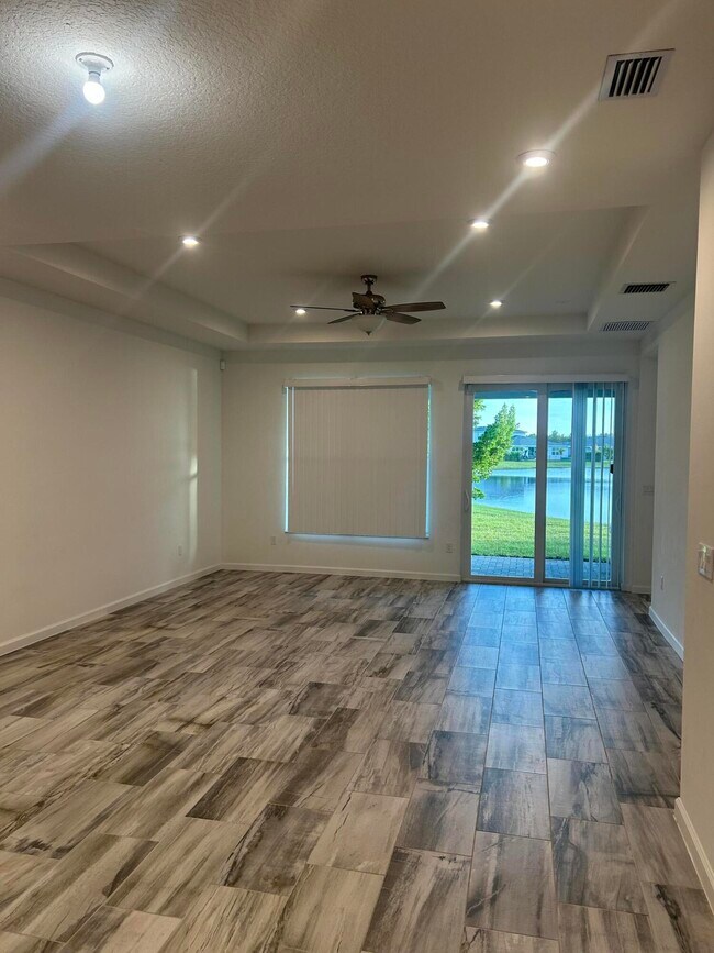 Building Photo - 12742 SW Phoenix Dr