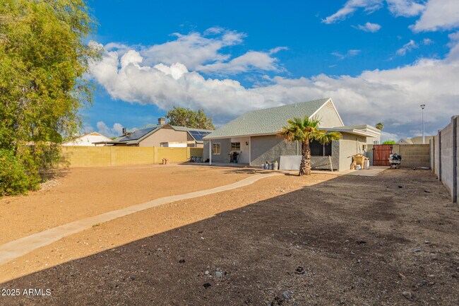 Building Photo - 6038 W Gelding Dr