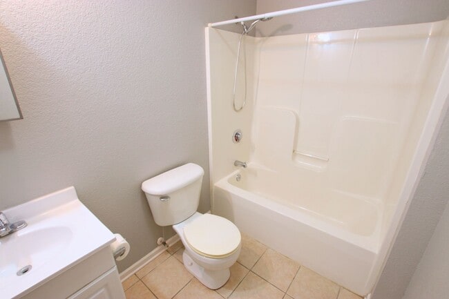 Building Photo - Fresh Duplex Living