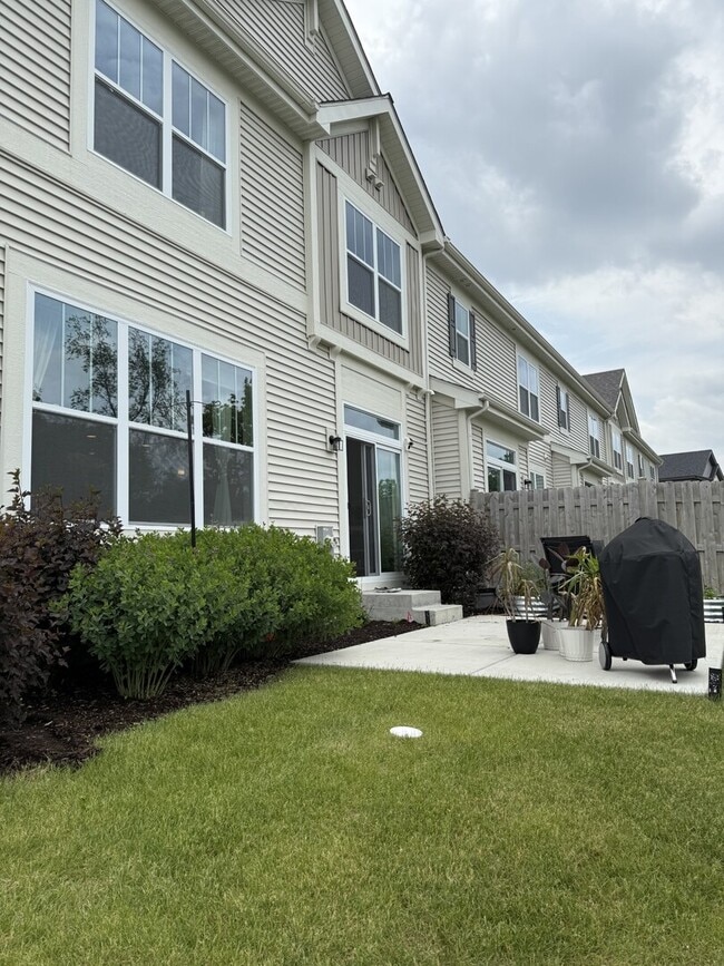 Building Photo - 3S480 Lambe Ln