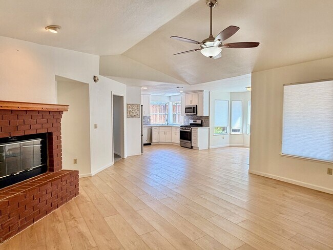 Building Photo - 5663 Montclair Cir