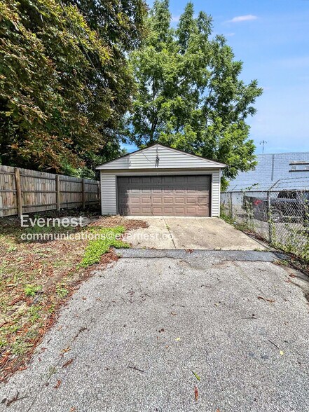 Building Photo - 1050 Holmden Ave