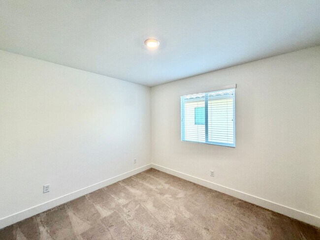 Building Photo - Move-In Ready 5 Bedroom Home with Solar & Large Loft