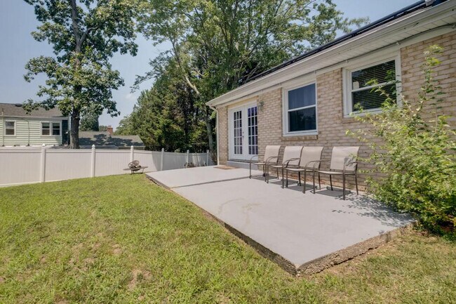 Building Photo - 9305 Pine View Ln