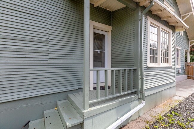 Building Photo - Bright 2 bed, 1 bath in fantastic SE locat...