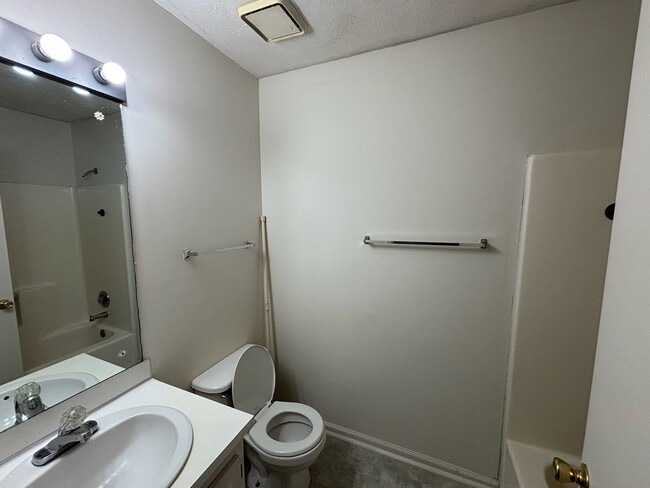 Building Photo - Charming 3BR Home in Columbus – Pet Friendly & Move-In Ready!