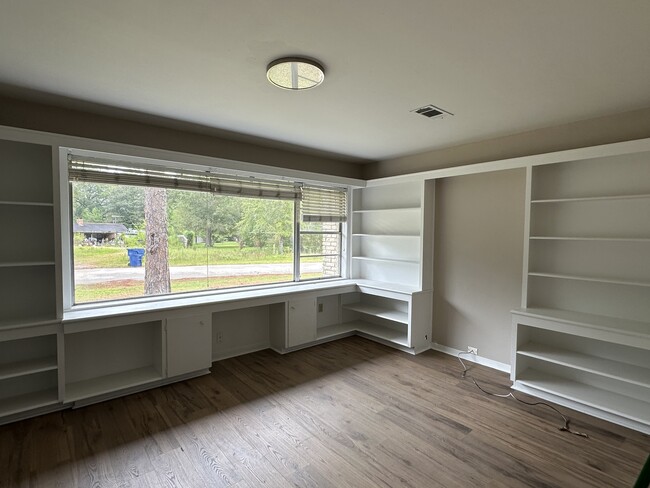 Building Photo - 301 Pinewood Dr