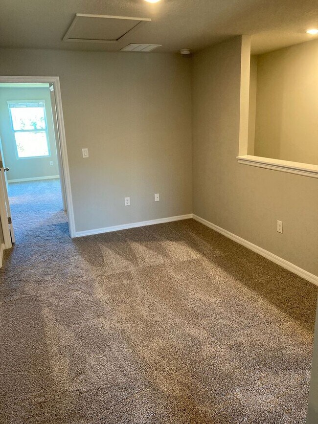 Building Photo - Like new 3 bedroom, 2.5 bathroom, 1 car ga...
