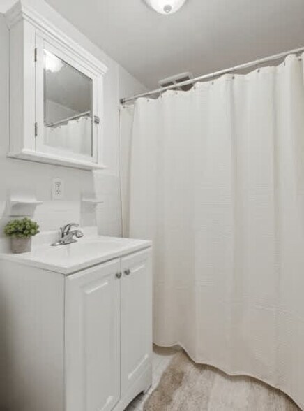 Building Photo - 300 E 69th St