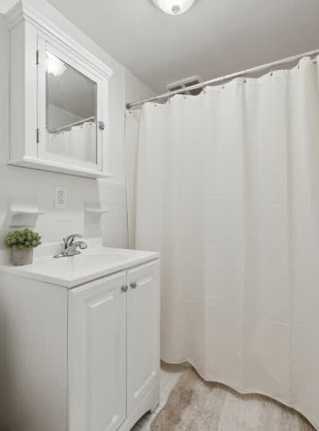 Building Photo - 300 E 69th St