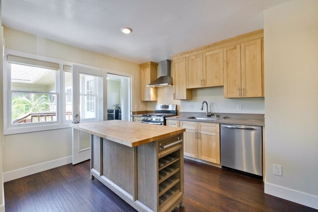 Building Photo - Beautifully remodeled 2 bed, 2 bath home.