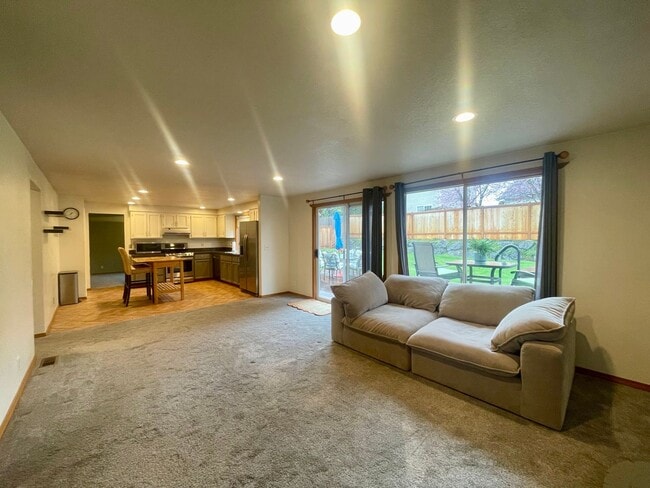 Building Photo - 4 bedroom, 2.5 Bath House in Mukilteo, $3995 per month