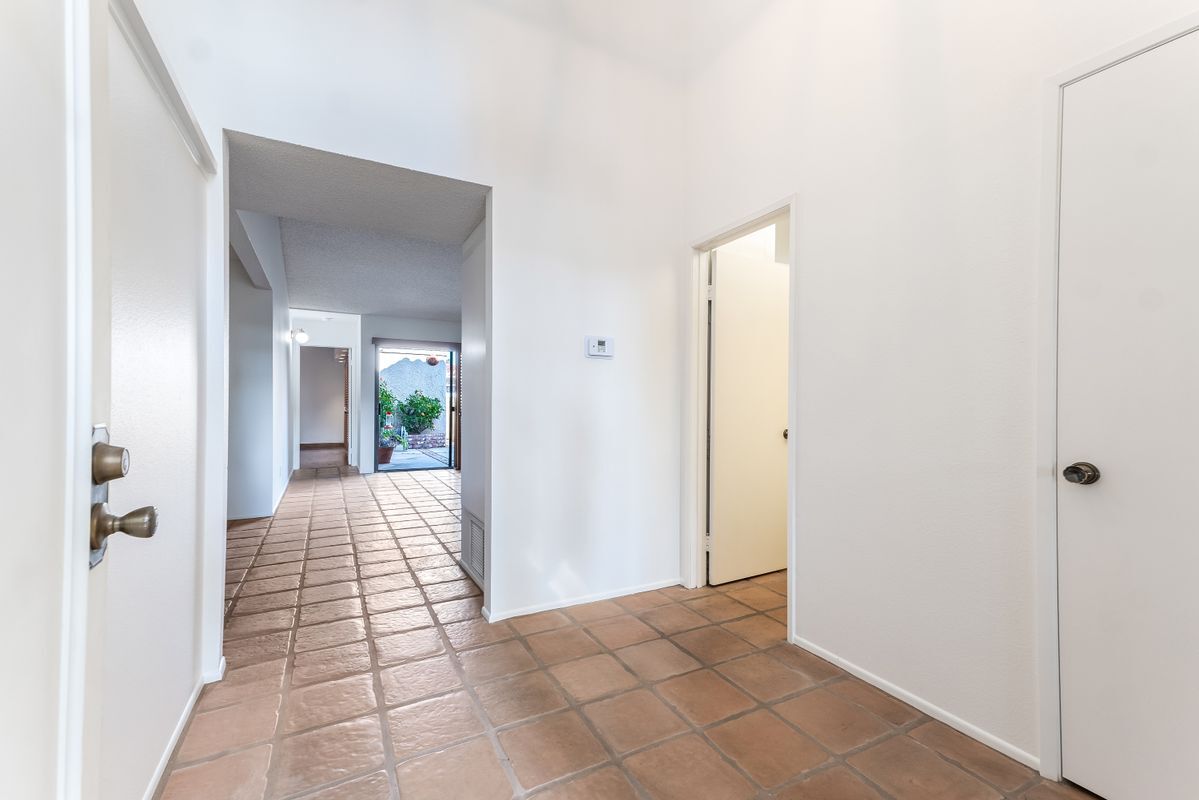 Building Photo - 1964 Olivewood Ct