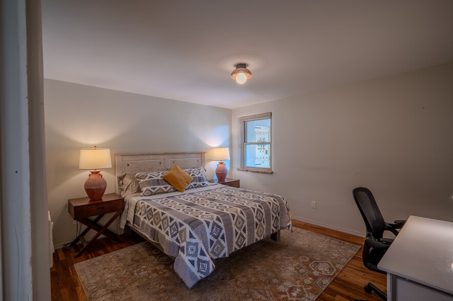 king bed - 1417 Agua Fria St