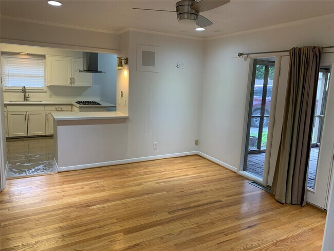 Building Photo - 9914 Larston St