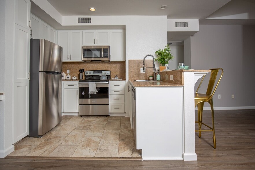 Interior Photo - Cahuenga Place - 3400 Cahuenga Blvd West