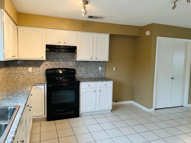 Building Photo - 16203 Ridgegreen Dr