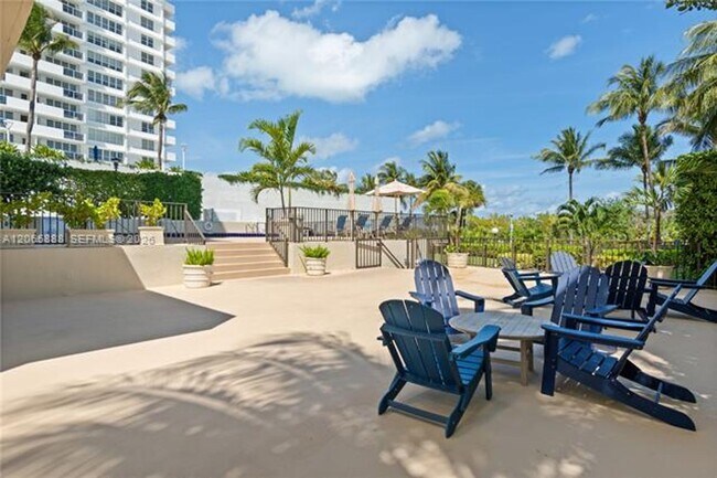 Building Photo - 1621 Collins Ave