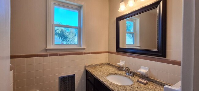 Building Photo - Beautiful 3 bedroom