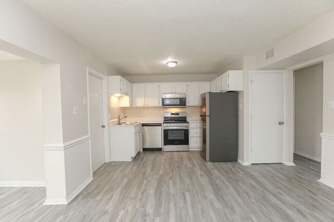 Building Photo - Bright, Updated & Prime Location!