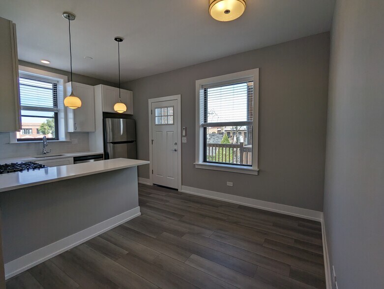 Building Photo - 3935 N Janssen Ave