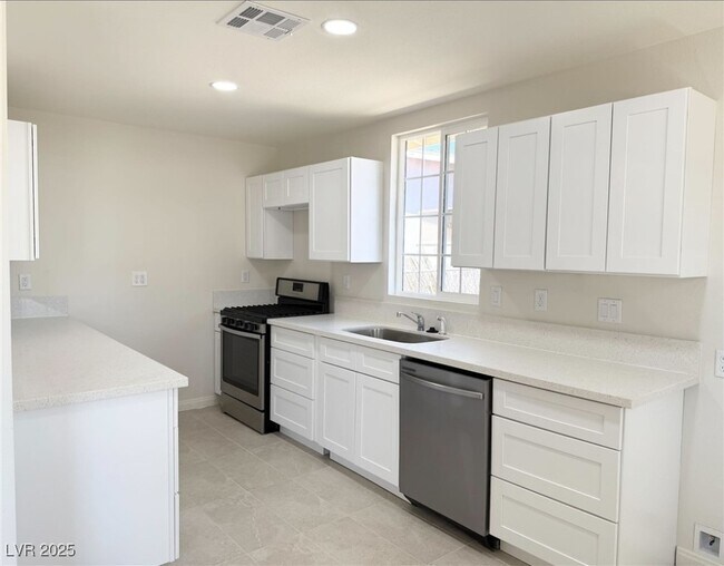 Building Photo - 236 Pershing Dr